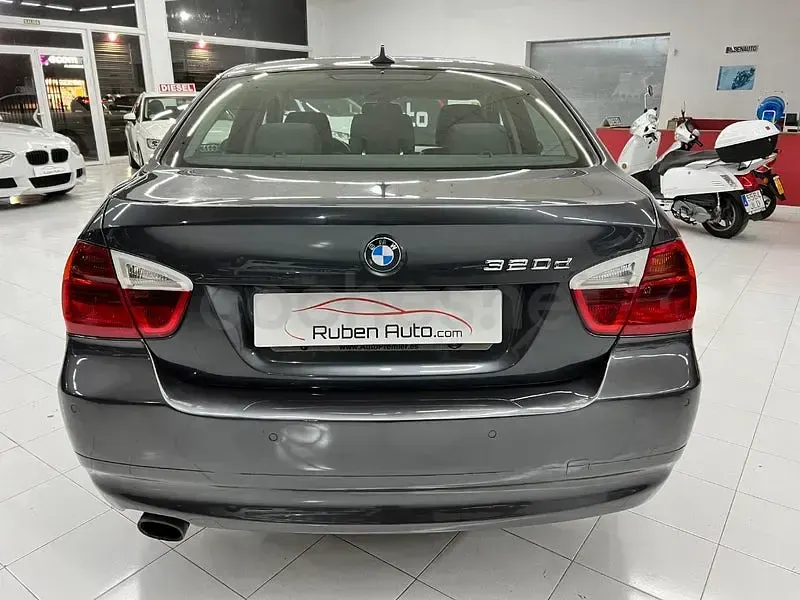 Usado BMW 320 177 HP (130 kW) 2008 Cinzento Sedan