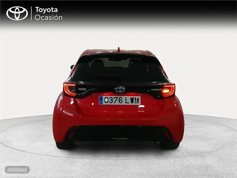Usado Toyota Yaris Hybrid Style 116 CV (85 kW) 2022 Rojo Berlina