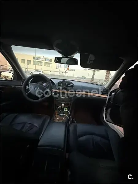 Usado Mercedes E270 Elegance 170 CV (125 kW) 2002 Gris / plata Familiar