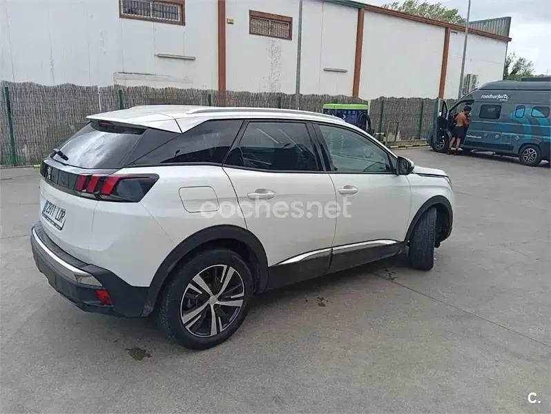 Usado Peugeot 3008 Allure 130 CV (95 kW) 2019 Blanco SUV