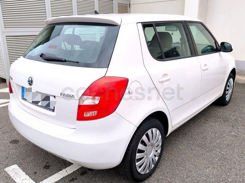 Usado Skoda Fabia Elegance 105 HP (77 kW) 2014 Branco Sedan