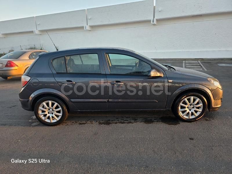 Usado Opel Astra Enjoy 90 CV (66 kW) 2007 Gris / plata Berlina