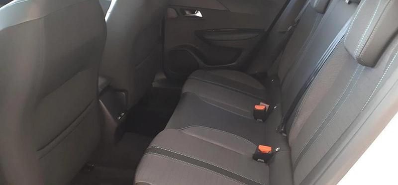 Usado Peugeot 2008 Allure 102 CV (75 kW) 2023 Blanc nacre SUV