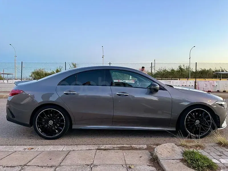 Usado Mercedes CLA200 163 CV (119 kW) 2019 Gris / plata Coupe