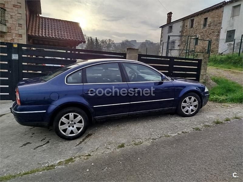 Usado VW Passat Highline 130 CV (95 kW) 2004 Azul Familiar