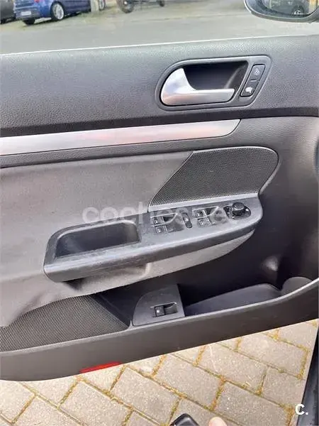 Usado VW Jetta Advance 105 CV (77 kW) 2005 Gris / plata Berlina