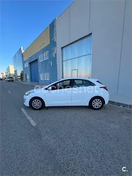 Usado Hyundai i30 90 CV (66 kW) 2016 Blanco Berlina