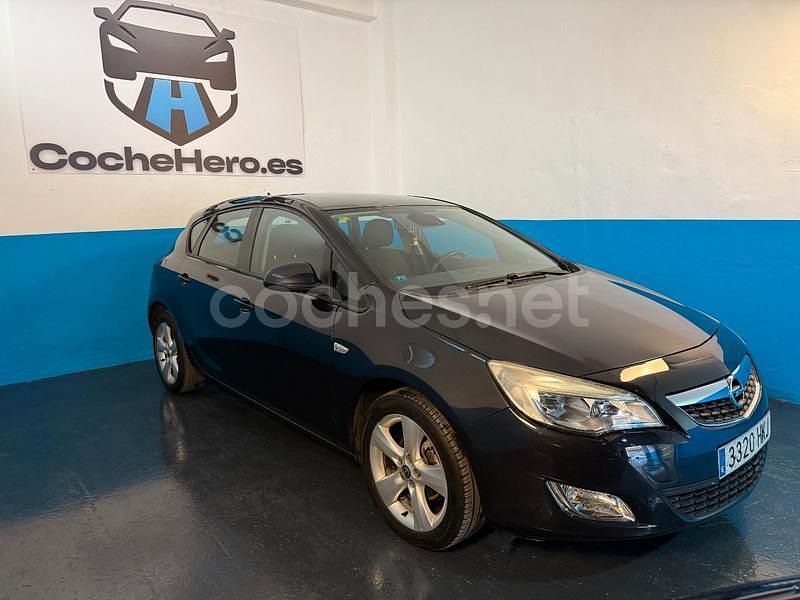 Usado Opel Astra Excellence 140 CV (102 kW) 2012 Negro Berlina