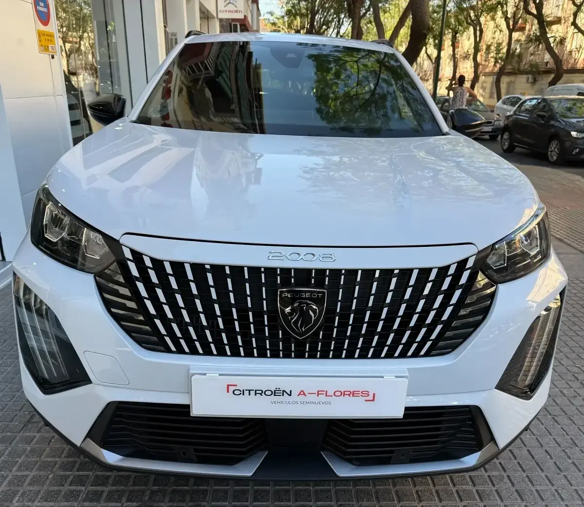 Usado Peugeot 2008 Allure 130 CV (95 kW) 2024 Blanco SUV