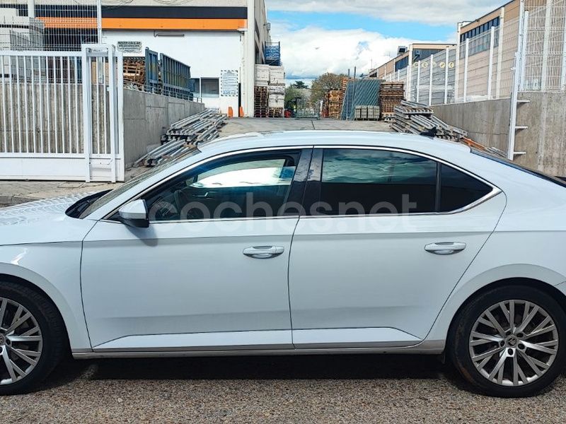 Blanco Usado 2020 Skoda Superb Berlina | 18.100 € (Precio justo) - Imagen 1/4