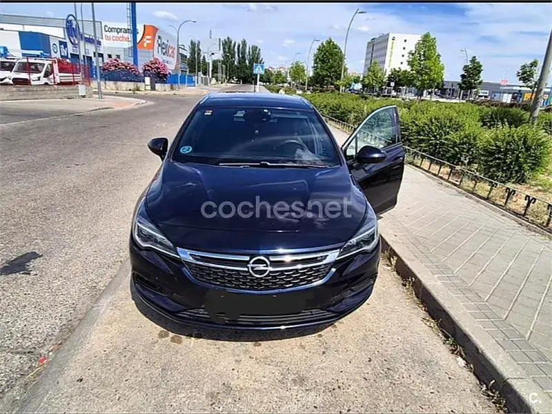 Usado Opel Astra Dynamic 136 CV (100 kW) 2018 Negro Familiar