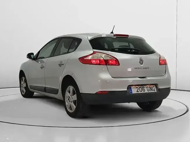 Usado Renault Mégane Dynamique 110 CV (80 kW) 2009 Gris / plata Berlina