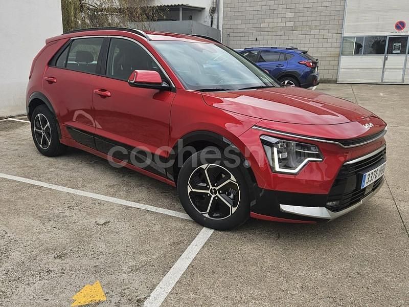Usado Kia Niro 138 CV (101 kW) 2025 Granate SUV