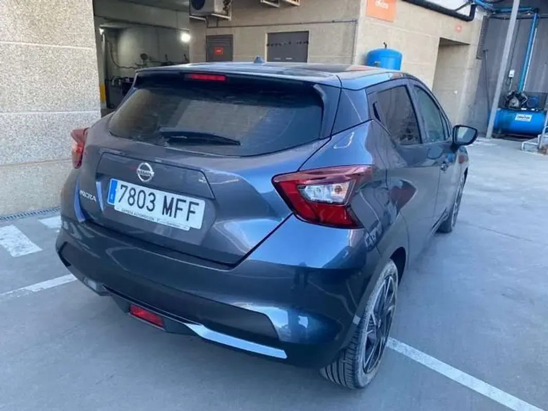 Usado Nissan Micra Acenta 92 CV (67 kW) 2023 Gris Utilitario