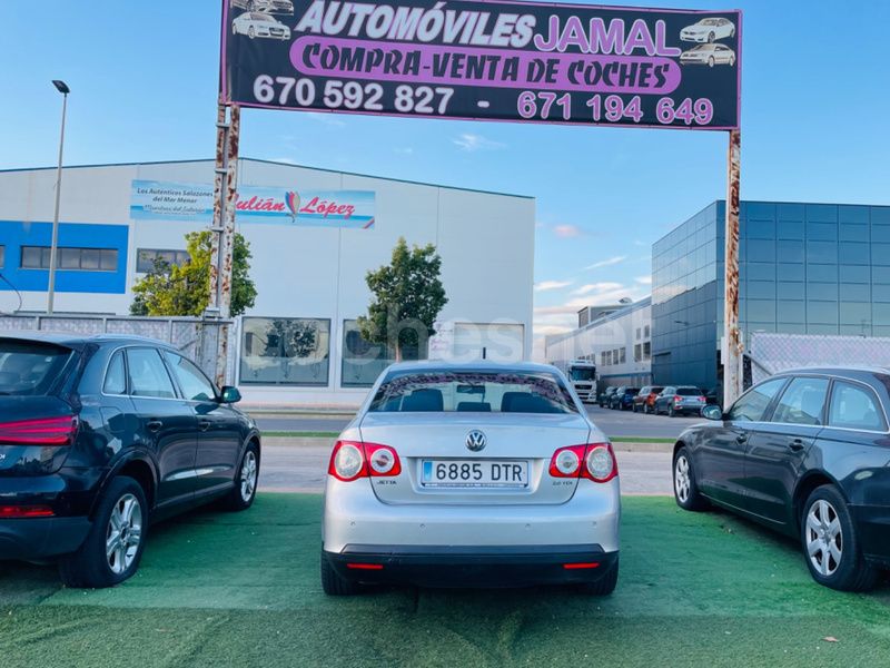 Usado VW Jetta Advance 140 CV (102 kW) 2005 Gris / plata Berlina