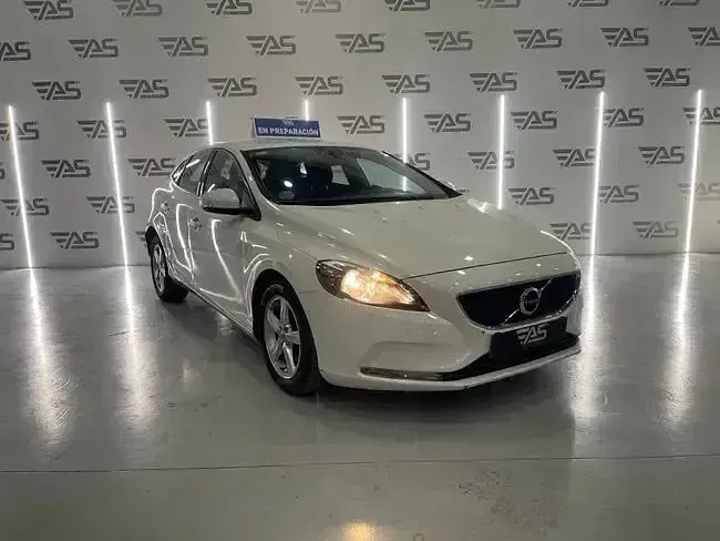 Usado Volvo V40 Momentum 120 CV (88 kW) 2018 Blanco Berlina