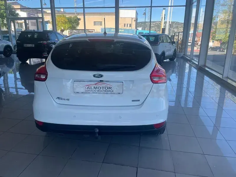 Usado Ford Focus Titanium 125 CV (91 kW) 2017 Blanco Berlina