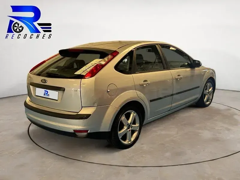Usado Ford Focus Sport 115 CV (84 kW) 2005 Gris / plata Berlina