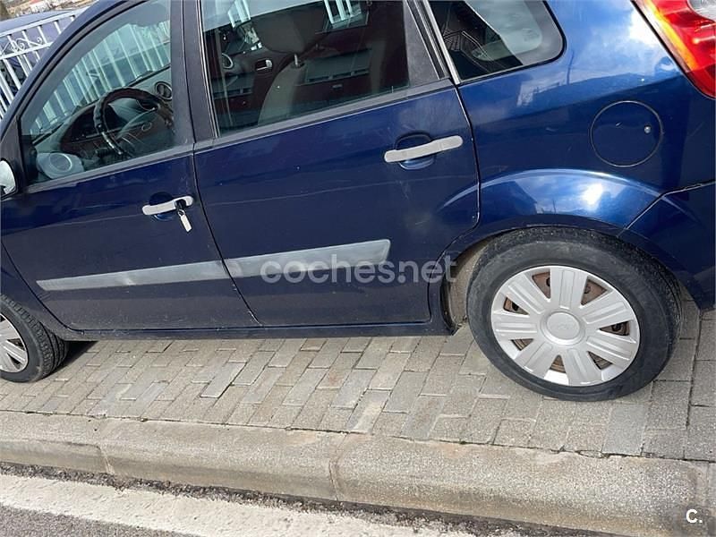 Usado Ford Fiesta Trend 68 CV (50 kW) 2005 Azul Utilitario