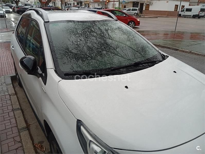 Usado Peugeot 2008 Signature Sky 100 CV (73 kW) 2019 Blanco SUV