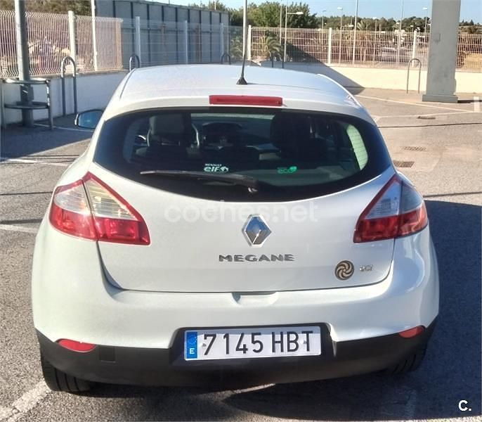 Usado Renault Mégane Dynamique 110 CV (80 kW) 2011 Blanco Berlina