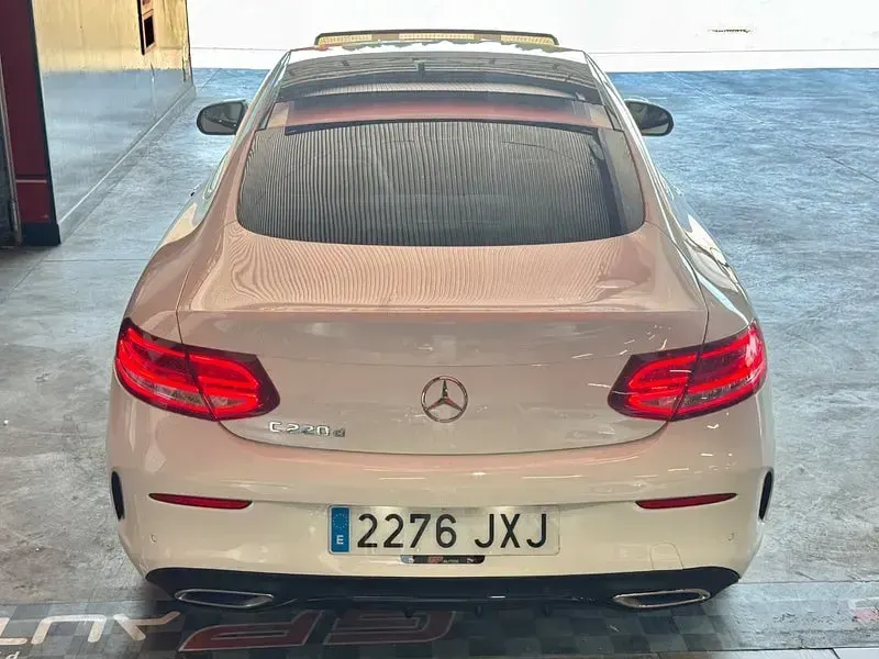 Używany Mercedes C220 170 KM (125 kW) 2017 Biały Coupe