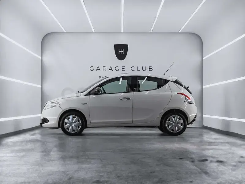 Usado Lancia Ypsilon Silver 69 CV (50 kW) 2012 Blanco Utilitario