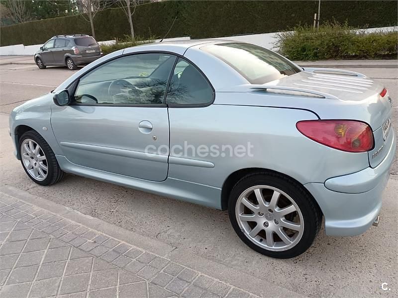 Usado Peugeot 206 CC 138 CV (101 kW) 2006 Azul Descapotable