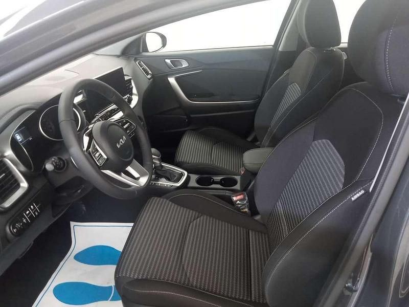 Usado Kia Ceed 101 CV (74 kW) 2024 Negro Utilitario