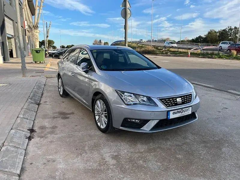 Usado Seat Leon XCELLENCE 130 CV (95 kW) 2020 Gris / plata Familiar