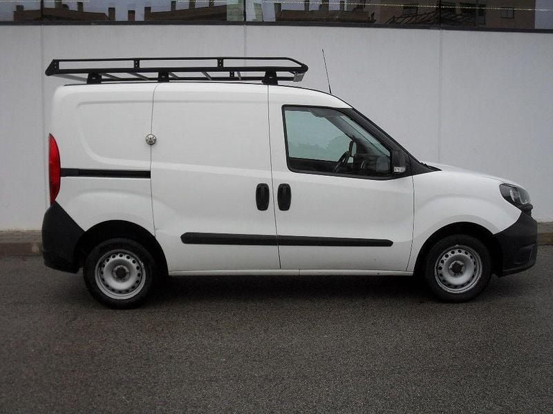 Usado Fiat Doblò 95 CV (69 kW) 2018 Blanco Monovolumen