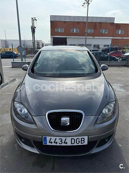 Usado Seat Altea Reference 102 CV (75 kW) 2005 Gris / plata Monovolumen