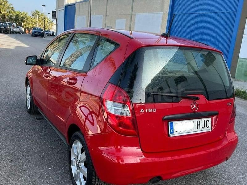 Usado Mercedes A180 Style 109 CV (80 kW) 2012 Rojo Berlina