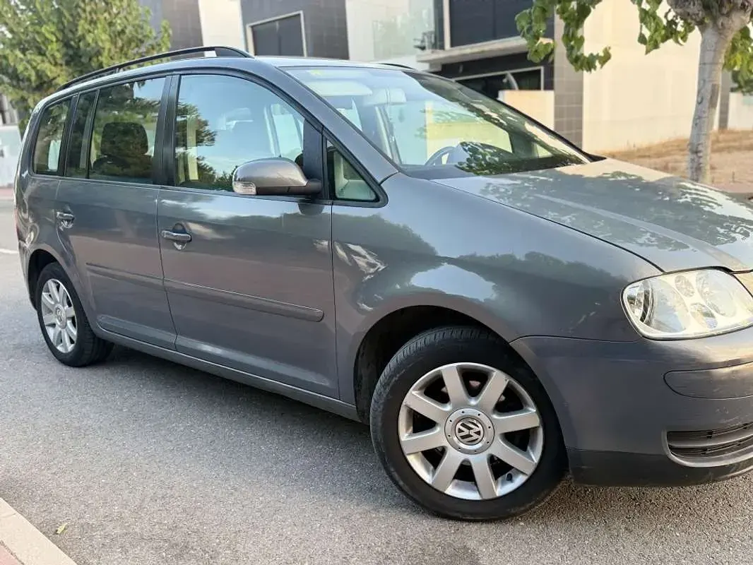 Usado VW Touran Advance 105 CV (77 kW) 2004 Gris Monovolumen