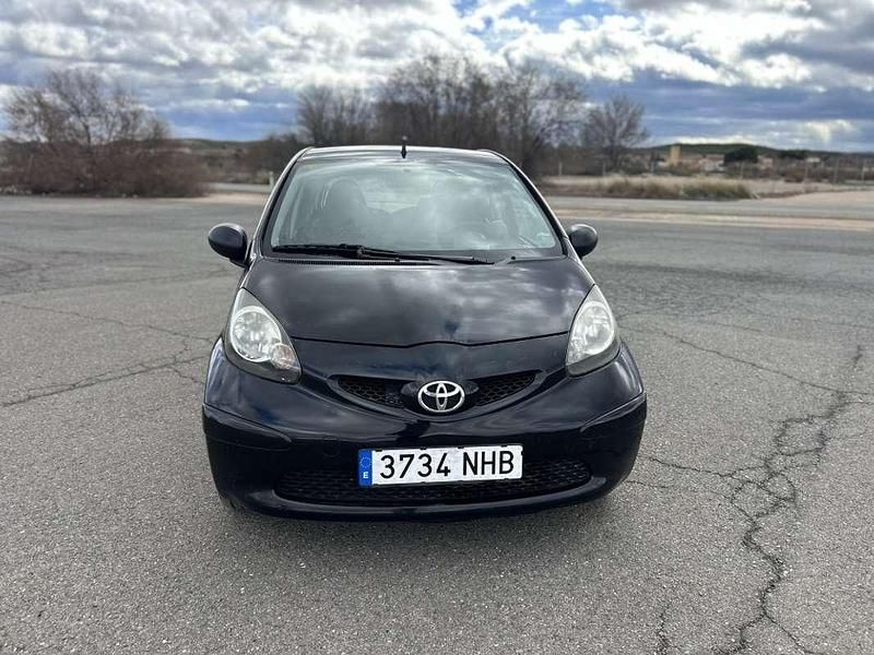 Usado Toyota Aygo 68 CV (50 kW) 2008 Negro Utilitario