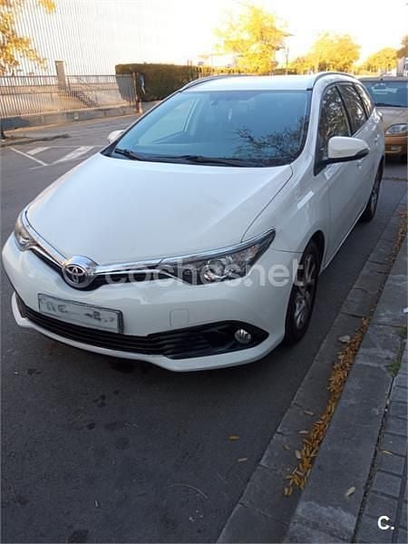 Usado Toyota Auris Active 112 CV (82 kW) 2015 Blanco Familiar