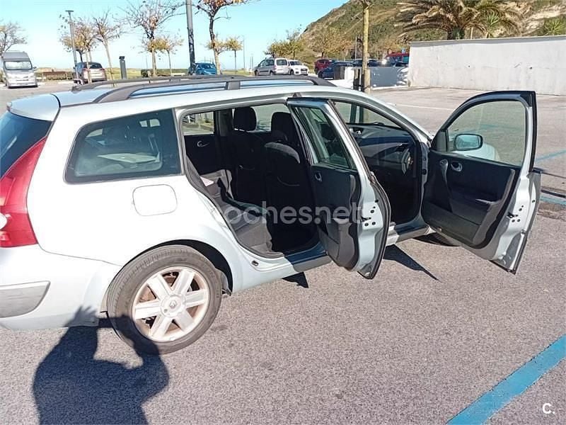 Usado Renault Mégane GrandTour Dynamique 120 CV (88 kW) 2003 Gris / plata Familiar