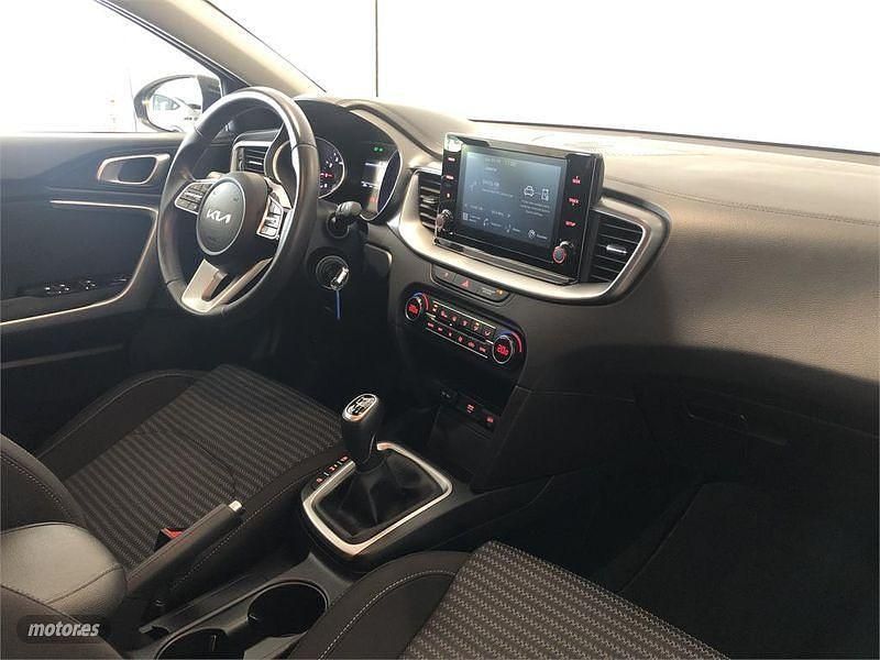 Usado Kia Ceed 100 CV (73 kW) 2023 Negro Utilitario