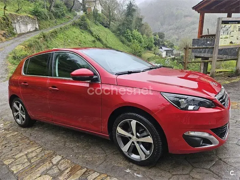 Usado Peugeot 308 Allure 120 CV (88 kW) 2016 Rojo Berlina