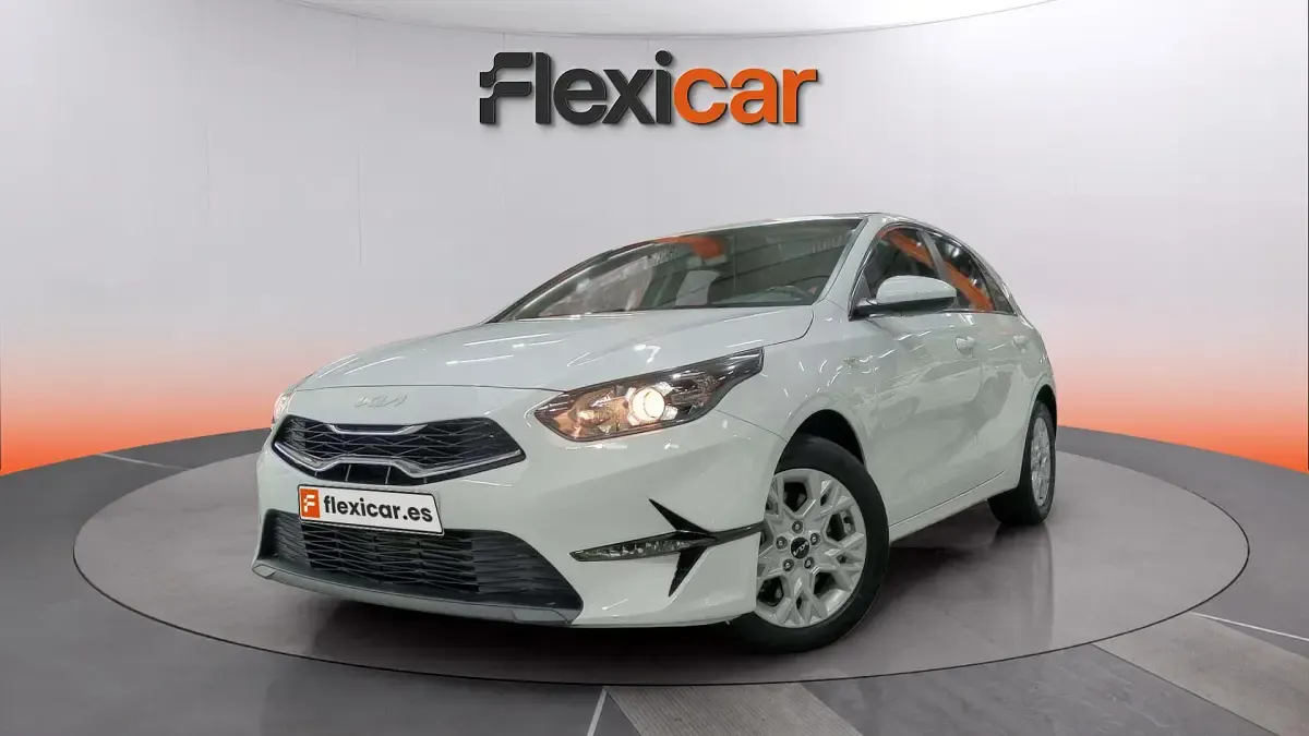Usado Kia Ceed 136 CV (100 kW) 2023 Blanco Utilitario