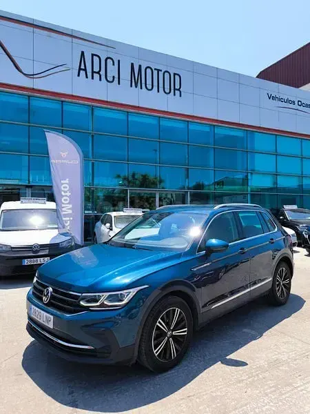 Usado VW Tiguan Life 150 CV (110 kW) 2021 Azul SUV