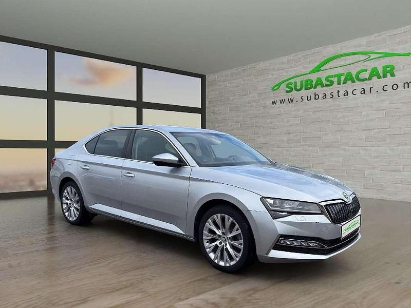 Usado Skoda Superb Style 218 CV (160 kW) 2021 Plateado Berlina