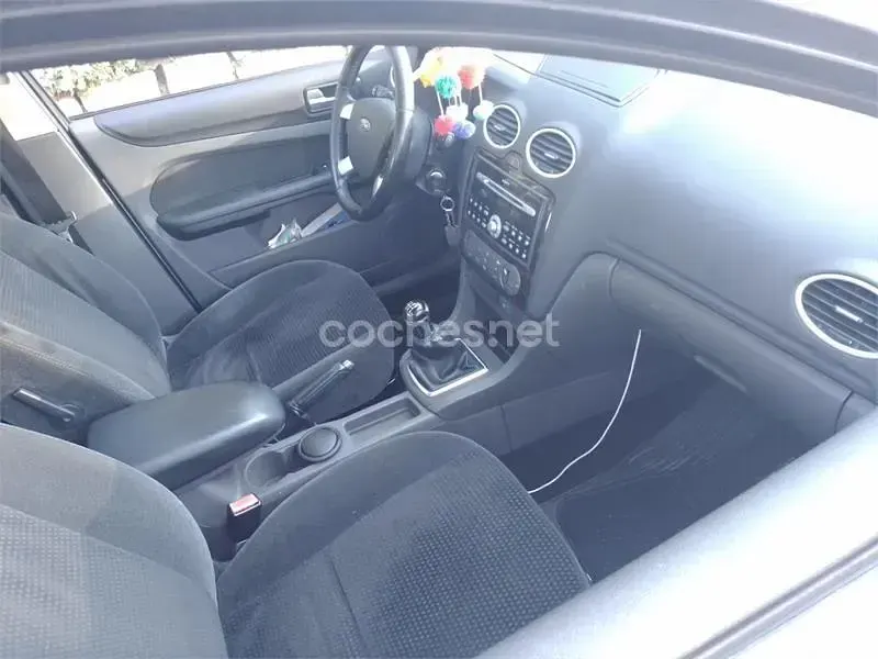 Usado Ford Focus Ghia 136 CV (100 kW) 2005 Gris / plata Berlina