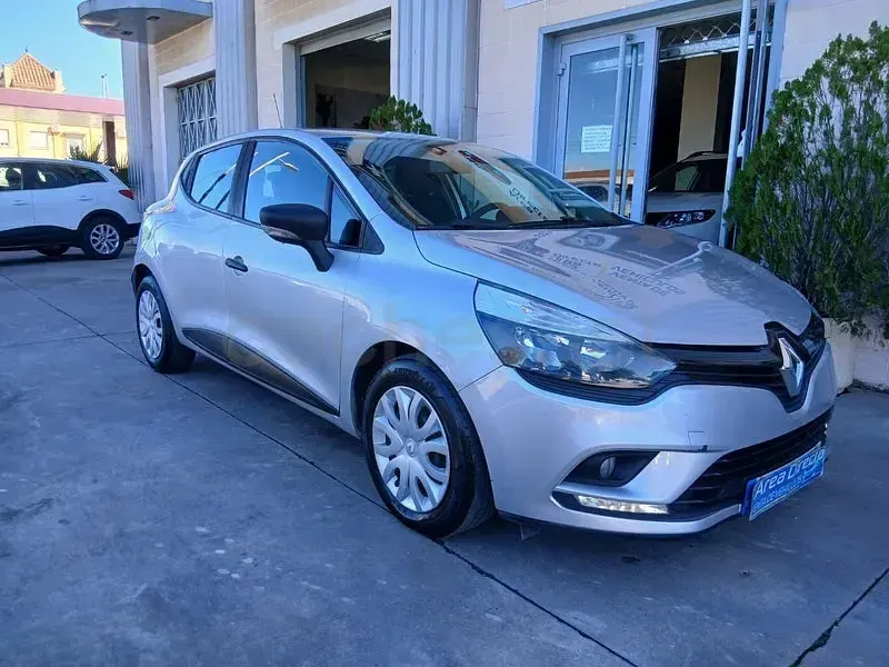 Usado Renault Clio IV LIMITED 75 CV (55 kW) 2017 Gris / plata Berlina