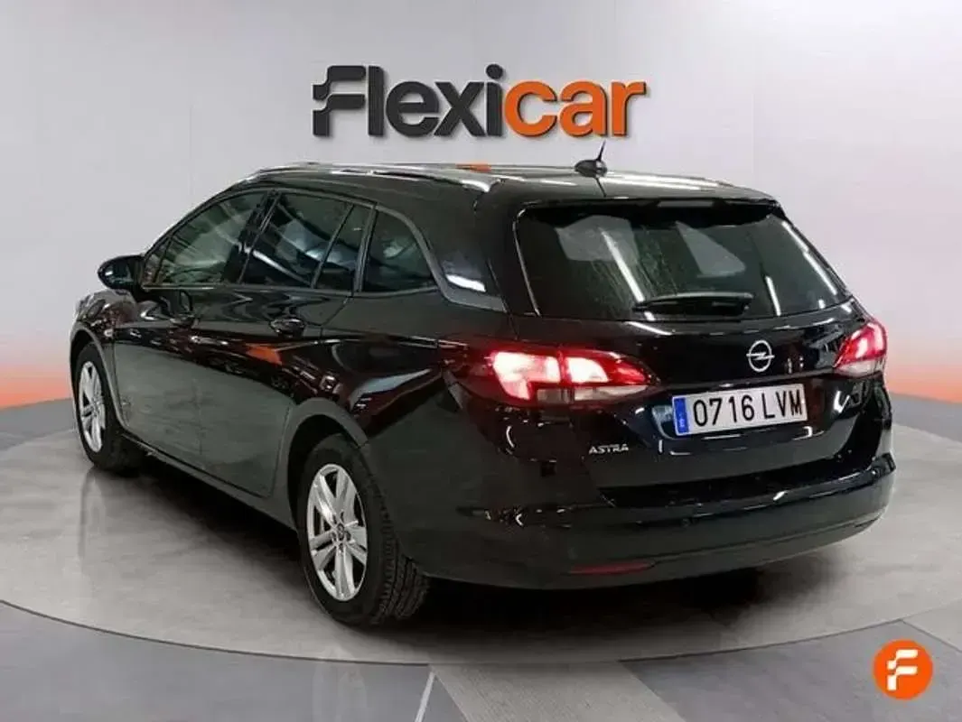 Usado Opel Astra Ultimate 145 CV (106 kW) 2021 Negro Familiar