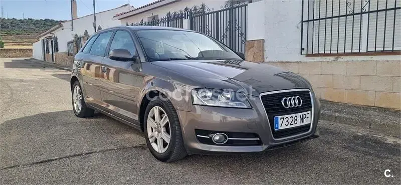 Usado Audi A3 Attraction 105 CV (77 kW) 2011 Marrón Utilitario