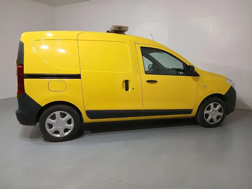 Usado Dacia Dokker Essentiel 102 CV (75 kW) 2020 Amarillo Monovolumen