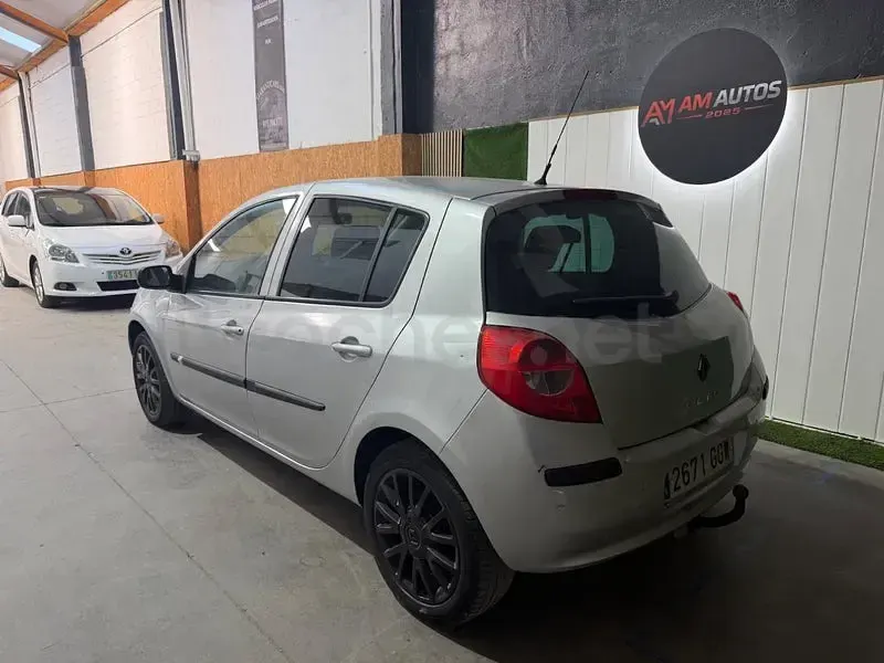 Usado Renault Clio II 100 CV (73 kW) 2008 Gris / plata Berlina