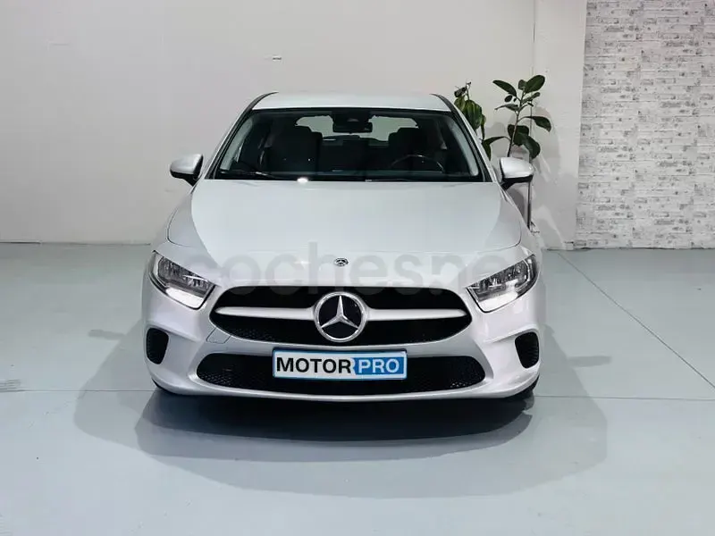 Usado Mercedes A180 116 CV (85 kW) 2020 Gris / plata Berlina