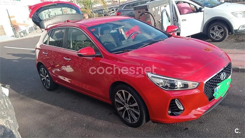 Usado Hyundai i30 140 CV (102 kW) 2019 Rojo Berlina